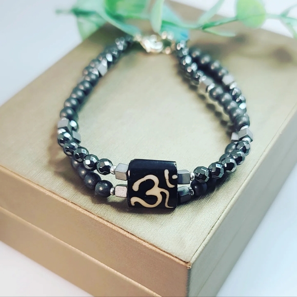 Hematite Om bracelet 4 mm - Picture 4 of 5
